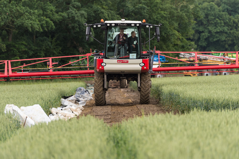 A total of 13 sprayers (pull-type and self-propelled) took part in the field tests. Machines moved through an uneven field track to show how each machine handled the uneven terrain at working speeds while keeping the boom level.