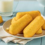 plate of generic snack food that looks similar to twinkies