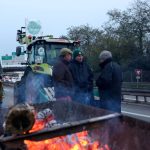 French farmers block the N118 road with their tractors, to protest against the prospect of a trade agreement between the European Union (EU) and the Latin American countries united within Mercosur, in Velizy-Villacoublay, near Paris, France, November 18, 2024. REUTERS/Kevin Coombs