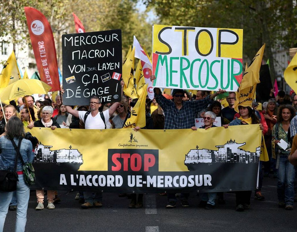 FILE PHOTO: People attend a demonstration called by the French farmers and the Confederation paysanne to protest against the EU-Mercosur free-trade deal between the European Union and the South American countries of Mercosur, in Paris, France, October 14, 2025. Photo: REUTERS/Stephane Mahe