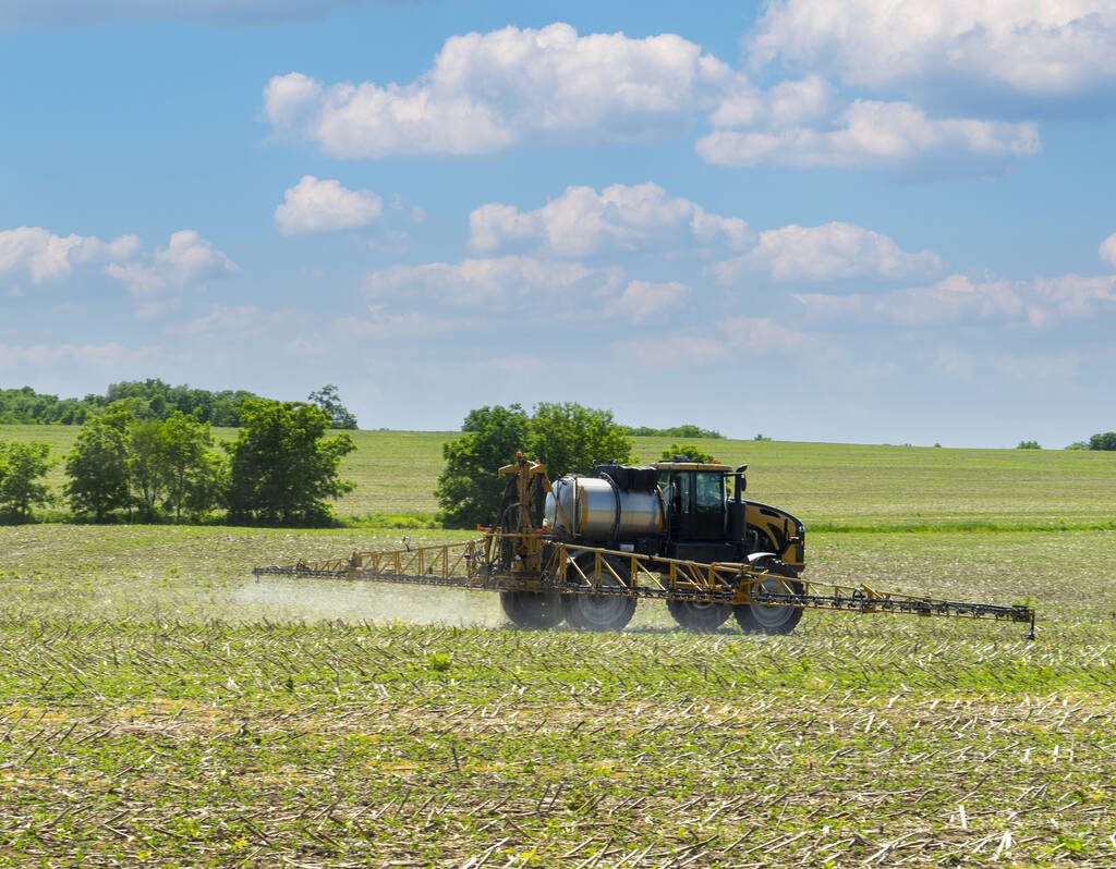 A crop sprayer applies pesticide or herbicide on a field. Photo: Lisa Beeby/Getty Images Plus