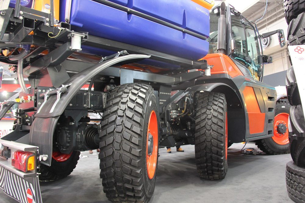 PHOTOS Syn Trac tractor makes its world debut Grainews